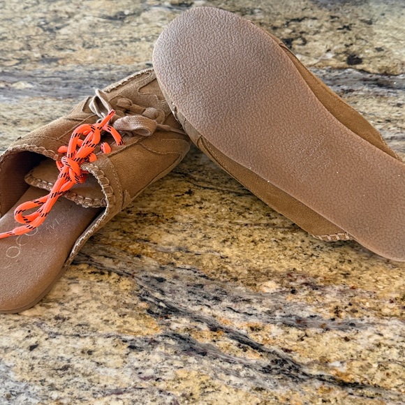 Brown Kids Shoes with Orange Laces
Worn once ! Like new
Back 70 mules sneakers - Picture 3 of 4